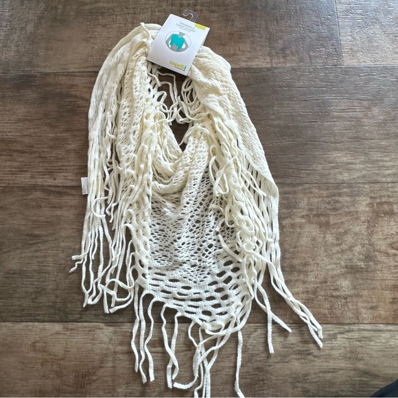 New Capelli cream triangle loop scarf tassels and open knit - Picture 1 of 3